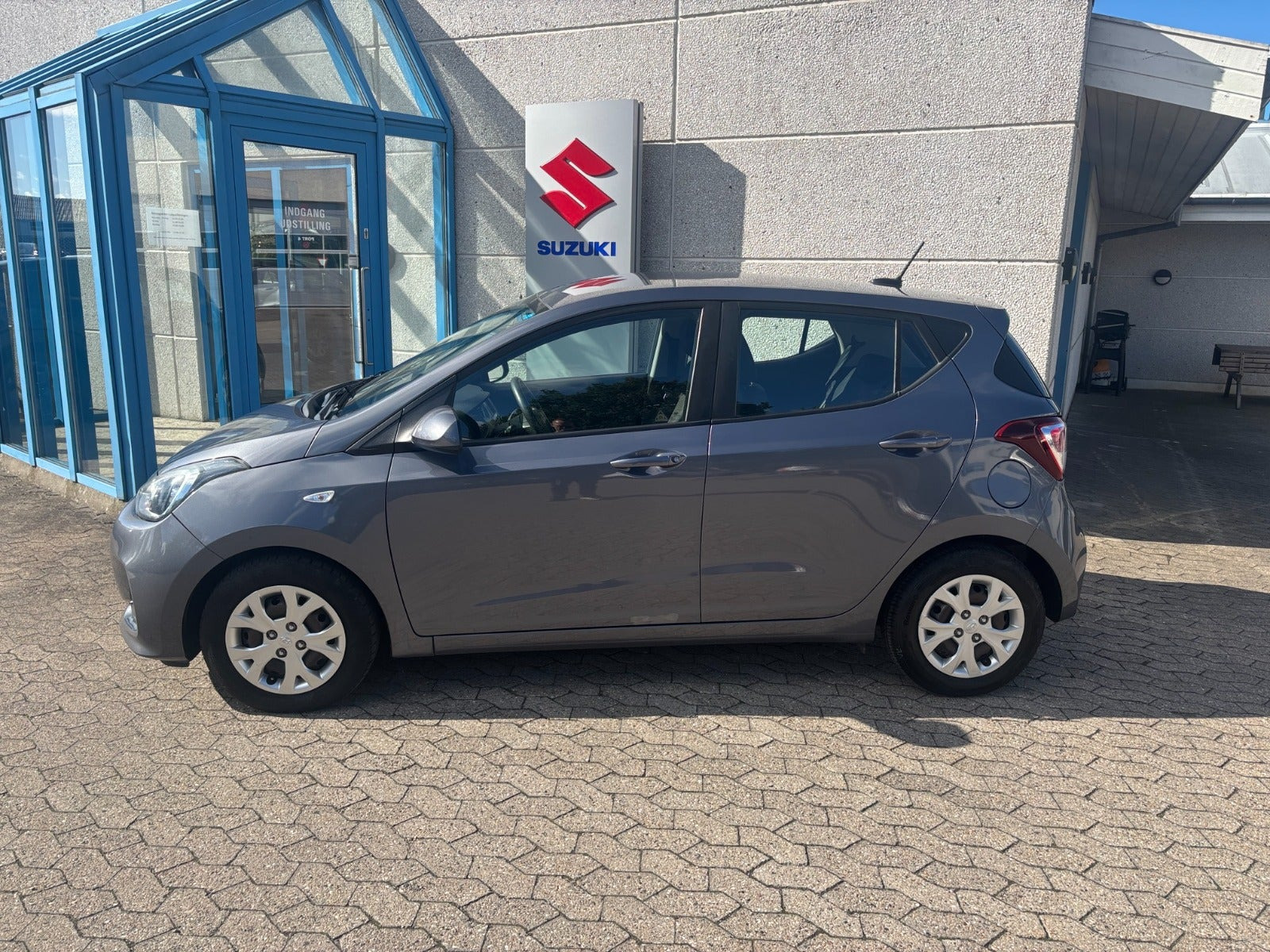 Grå Hyundai i10 fra 2018