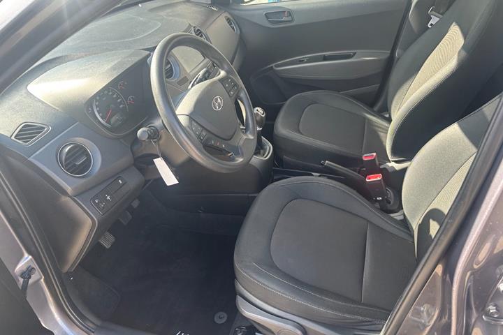Grå Hyundai i10 fra 2018