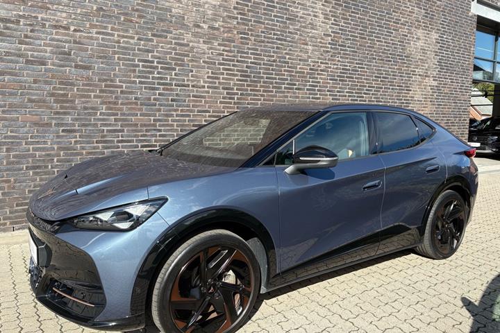 Blå Cupra Tavascan fra 2025