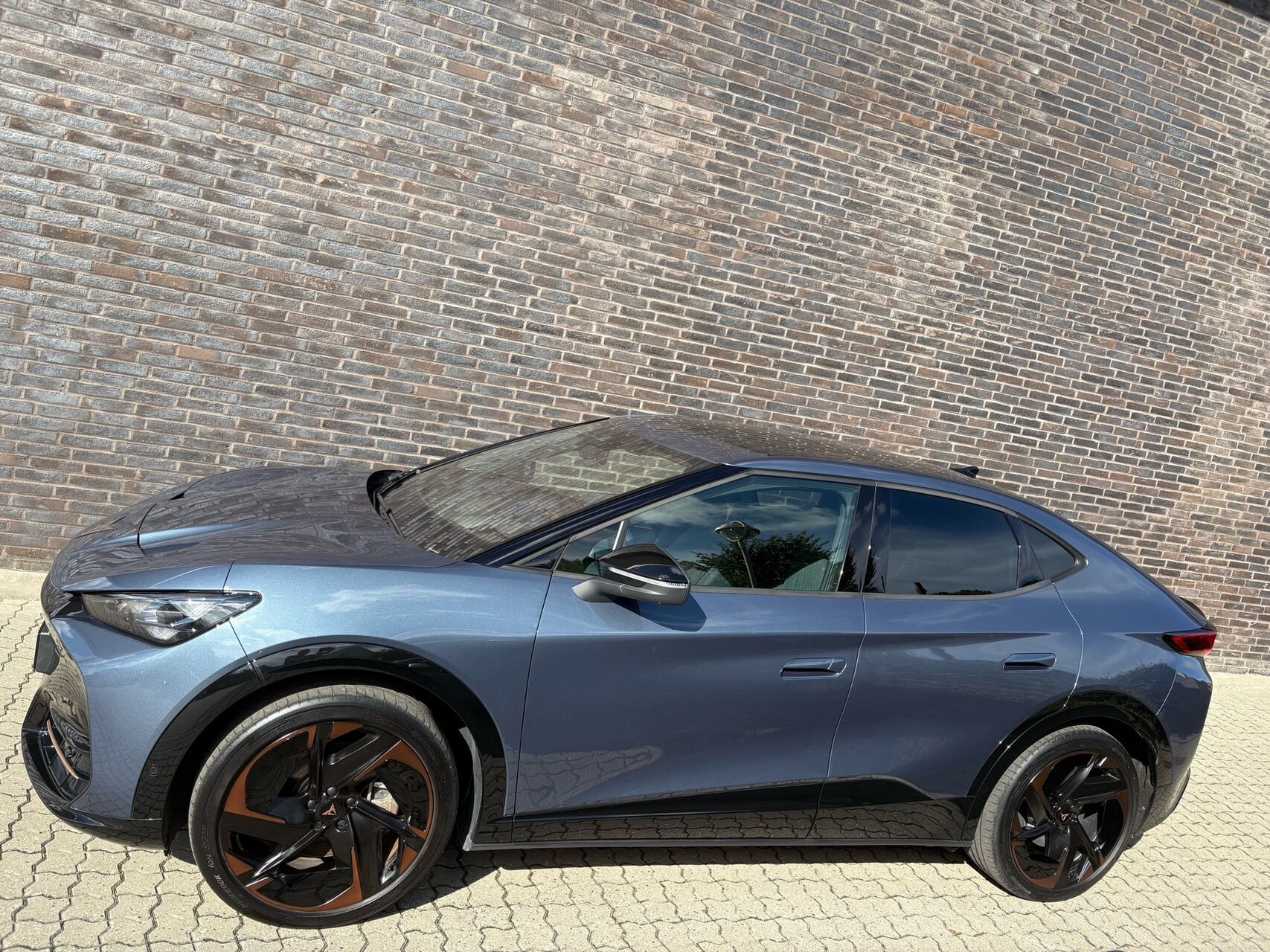 Blå Cupra Tavascan fra 2025