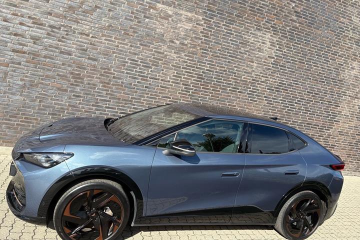 Blå Cupra Tavascan fra 2025