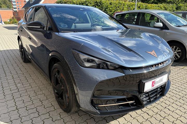 Blå Cupra Tavascan fra 2025