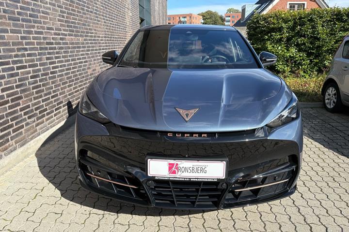 Blå Cupra Tavascan fra 2025