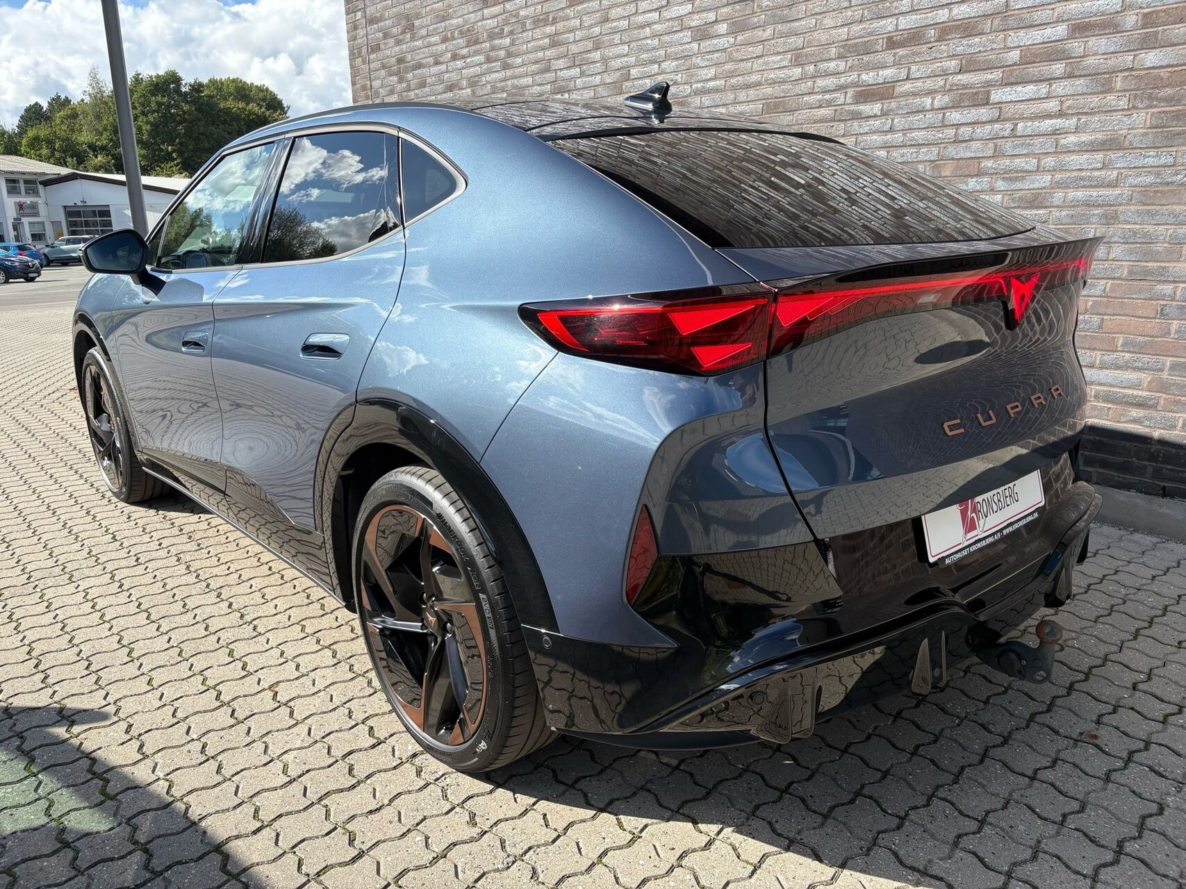 Blå Cupra Tavascan fra 2025