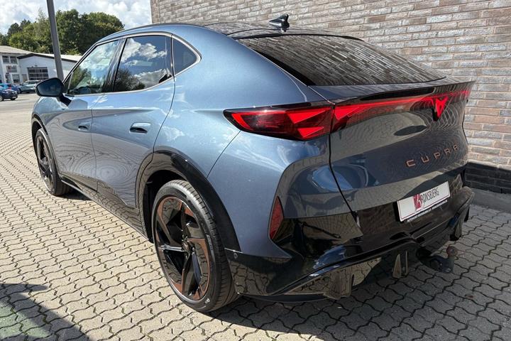 Blå Cupra Tavascan fra 2025