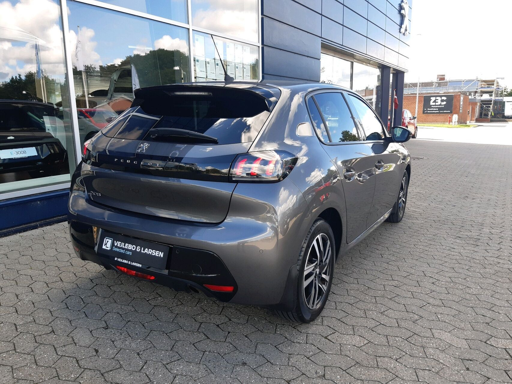 Grå Peugeot 208 fra 2020