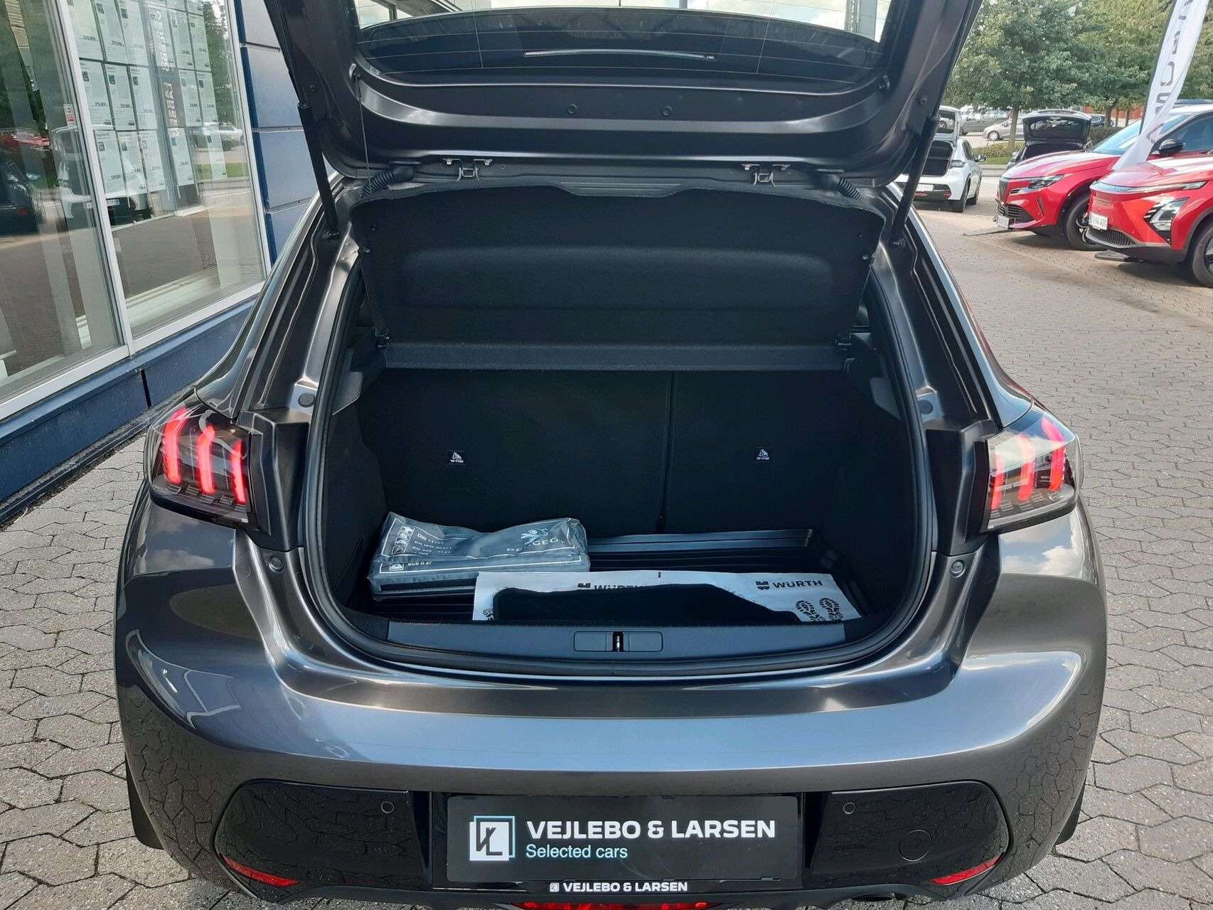 Grå Peugeot 208 fra 2020