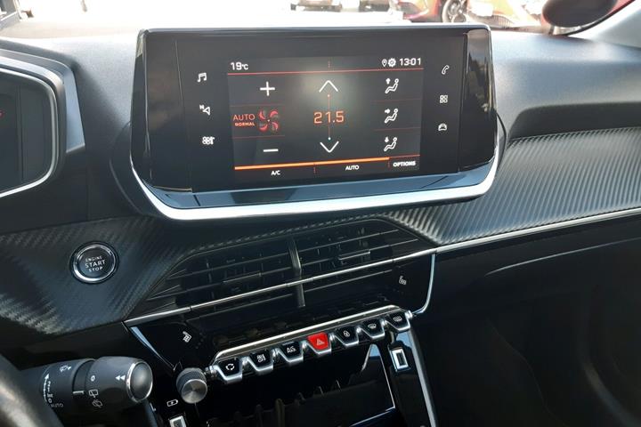Grå Peugeot 208 fra 2020
