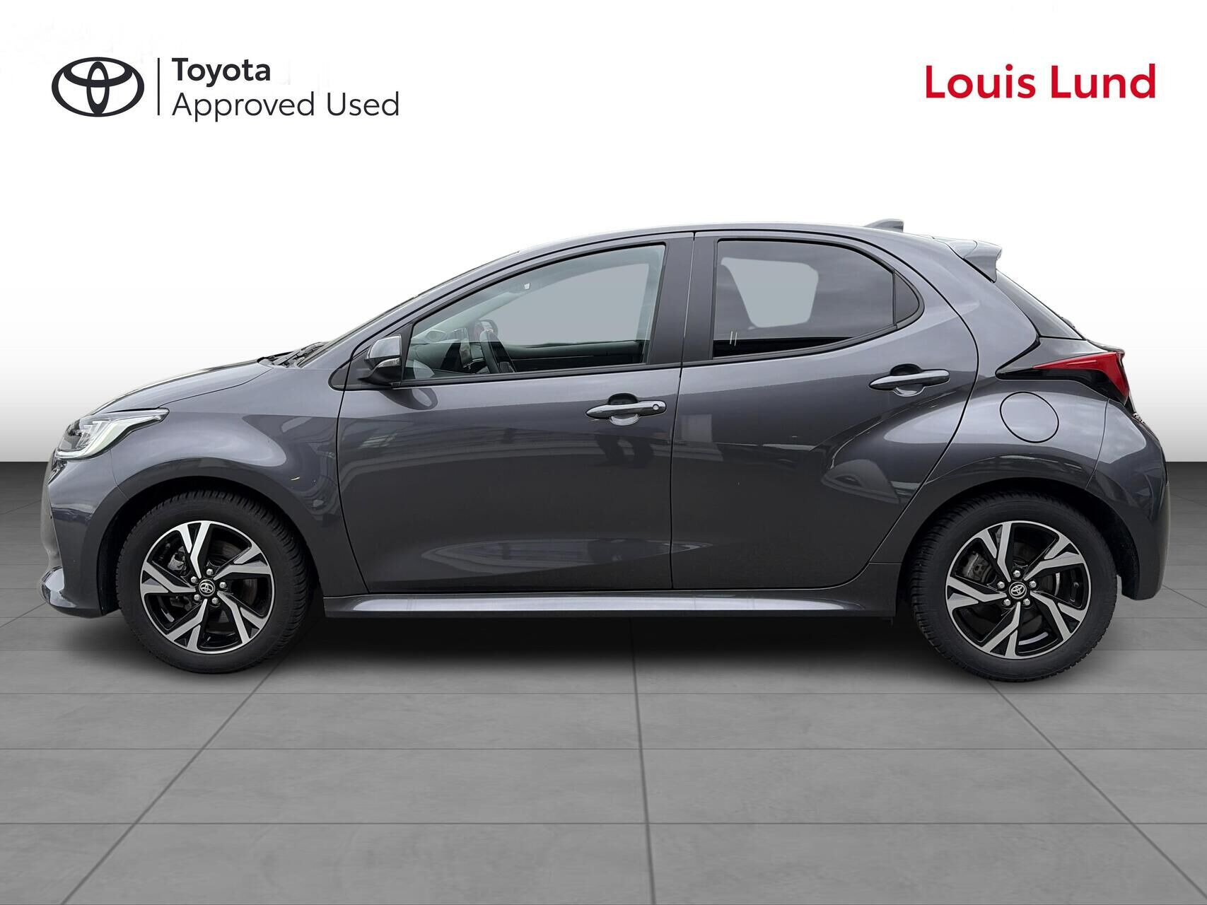 Grå Toyota Yaris fra 2025