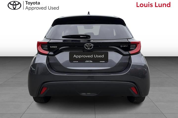 Grå Toyota Yaris fra 2025