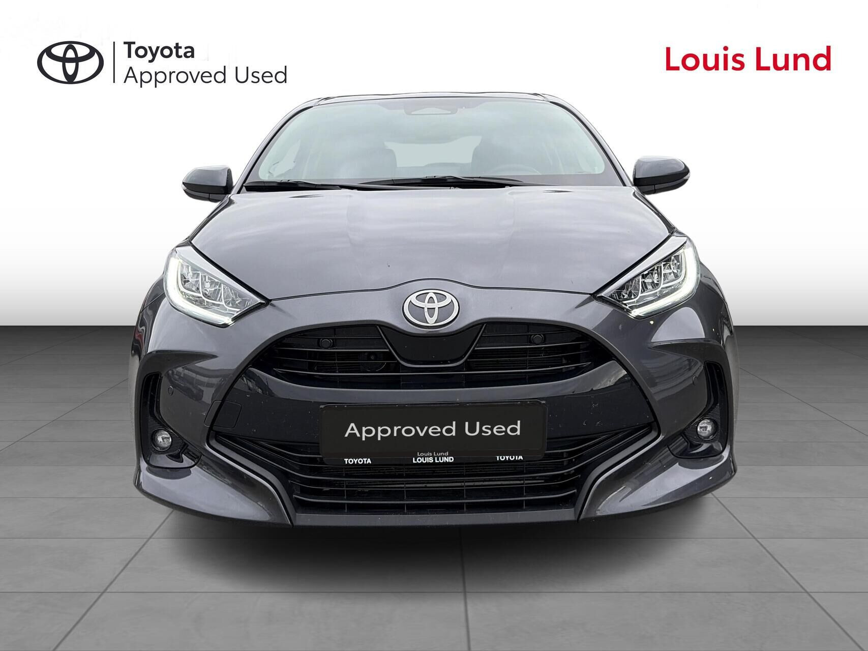 Grå Toyota Yaris fra 2025