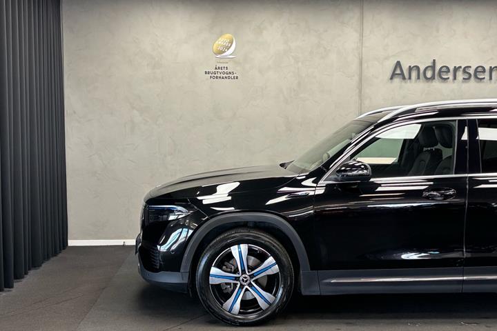 Sort Mercedes EQB300 fra 2022