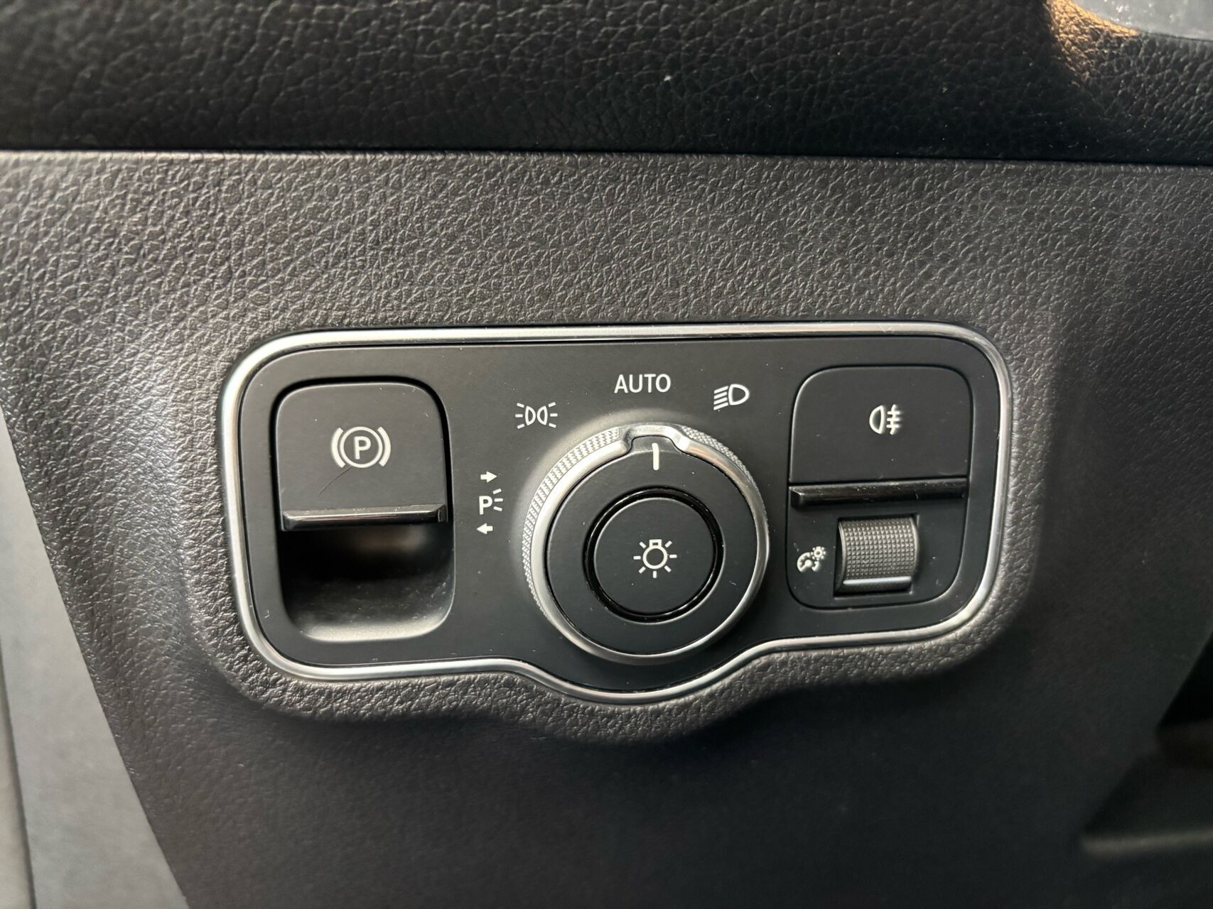Sort Mercedes EQB300 fra 2022