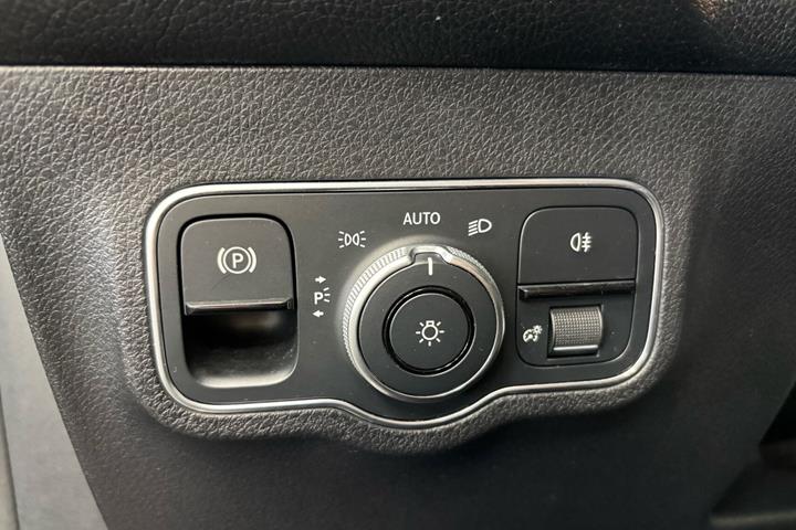 Sort Mercedes EQB300 fra 2022