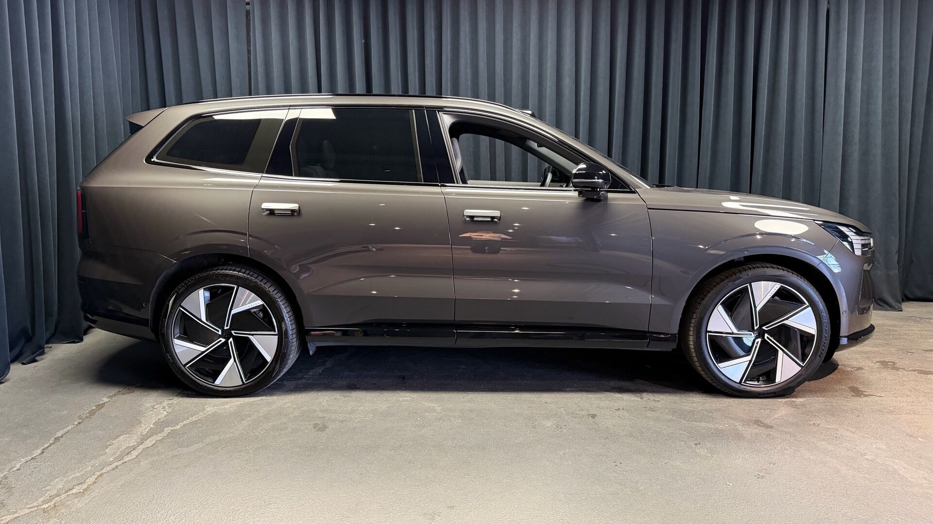 Grå Volvo EX90 fra 2025