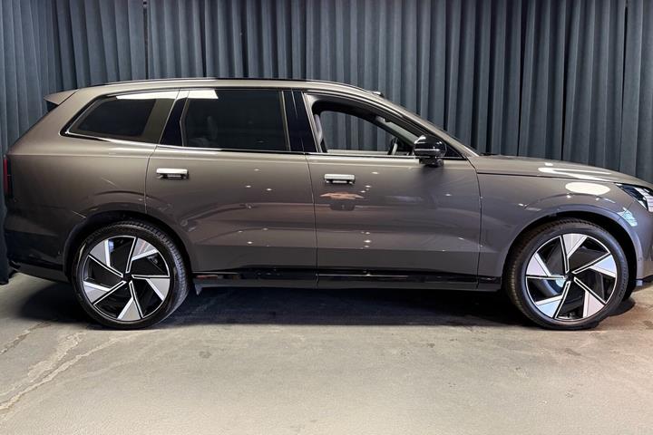 Grå Volvo EX90 fra 2025