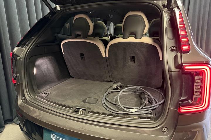 Grå Volvo EX90 fra 2025