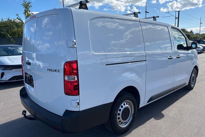Hvid Toyota ProAce fra 2024