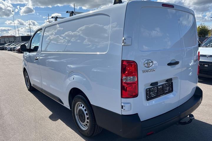 Hvid Toyota ProAce fra 2024