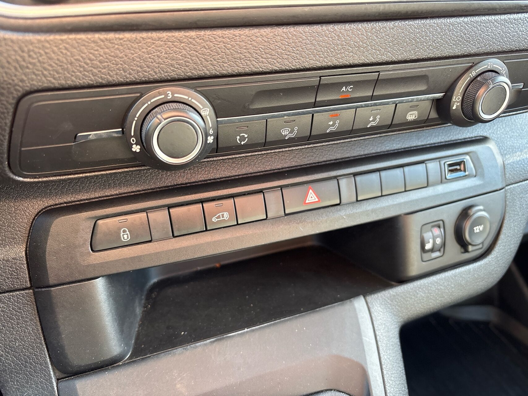 Hvid Toyota ProAce fra 2024