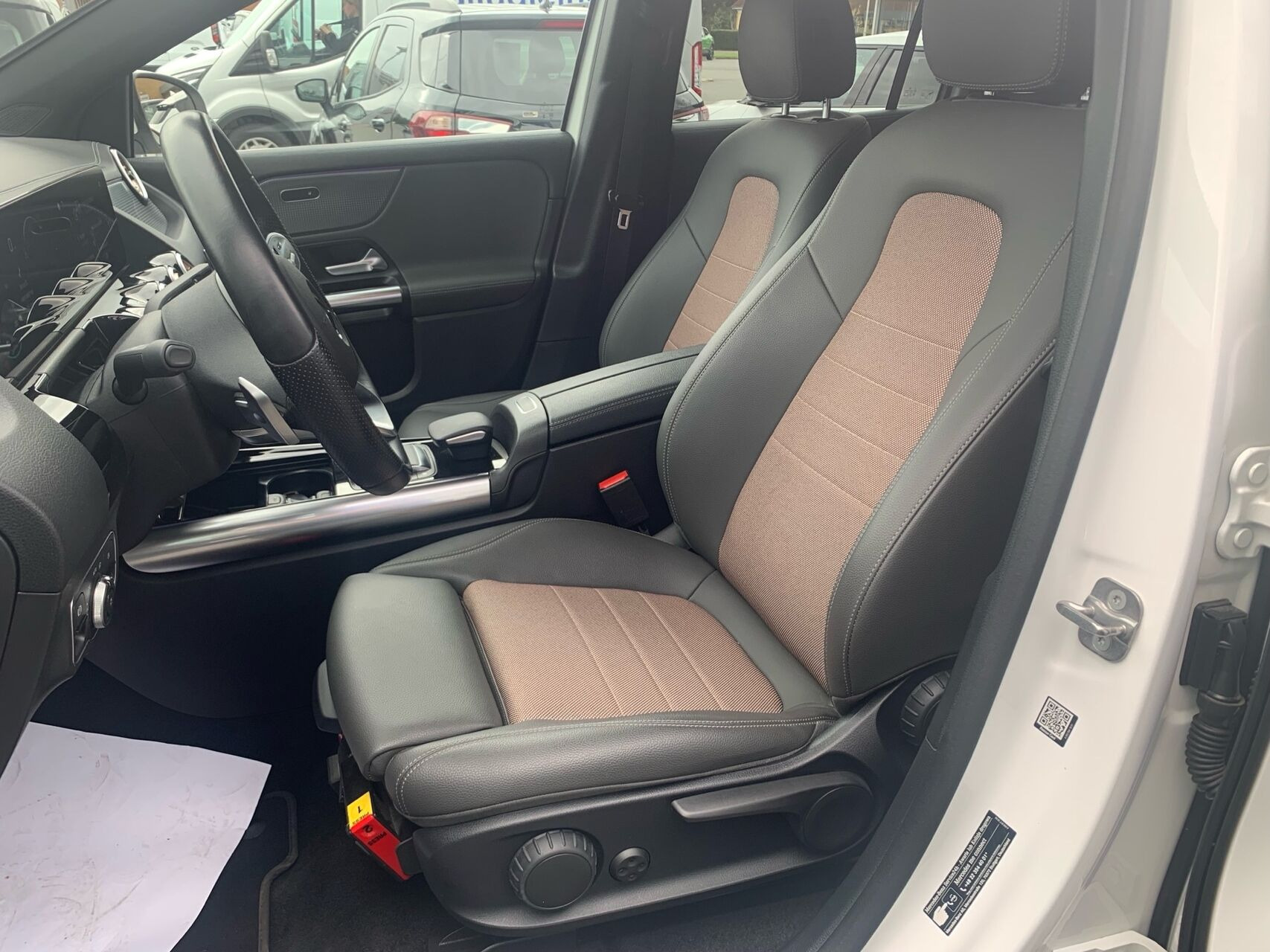 Hvid Mercedes EQA350 fra 2023