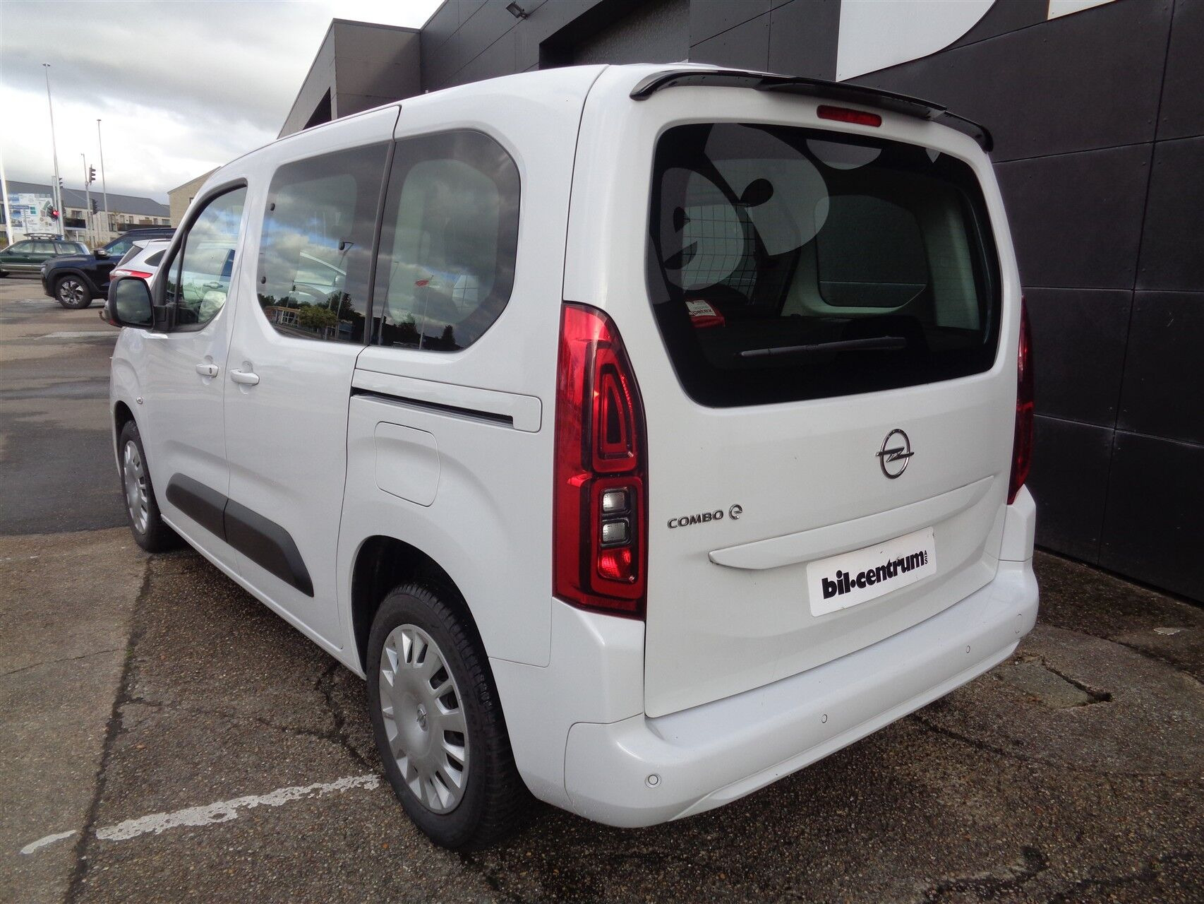 Hvid Opel Combo-e Life fra 2022