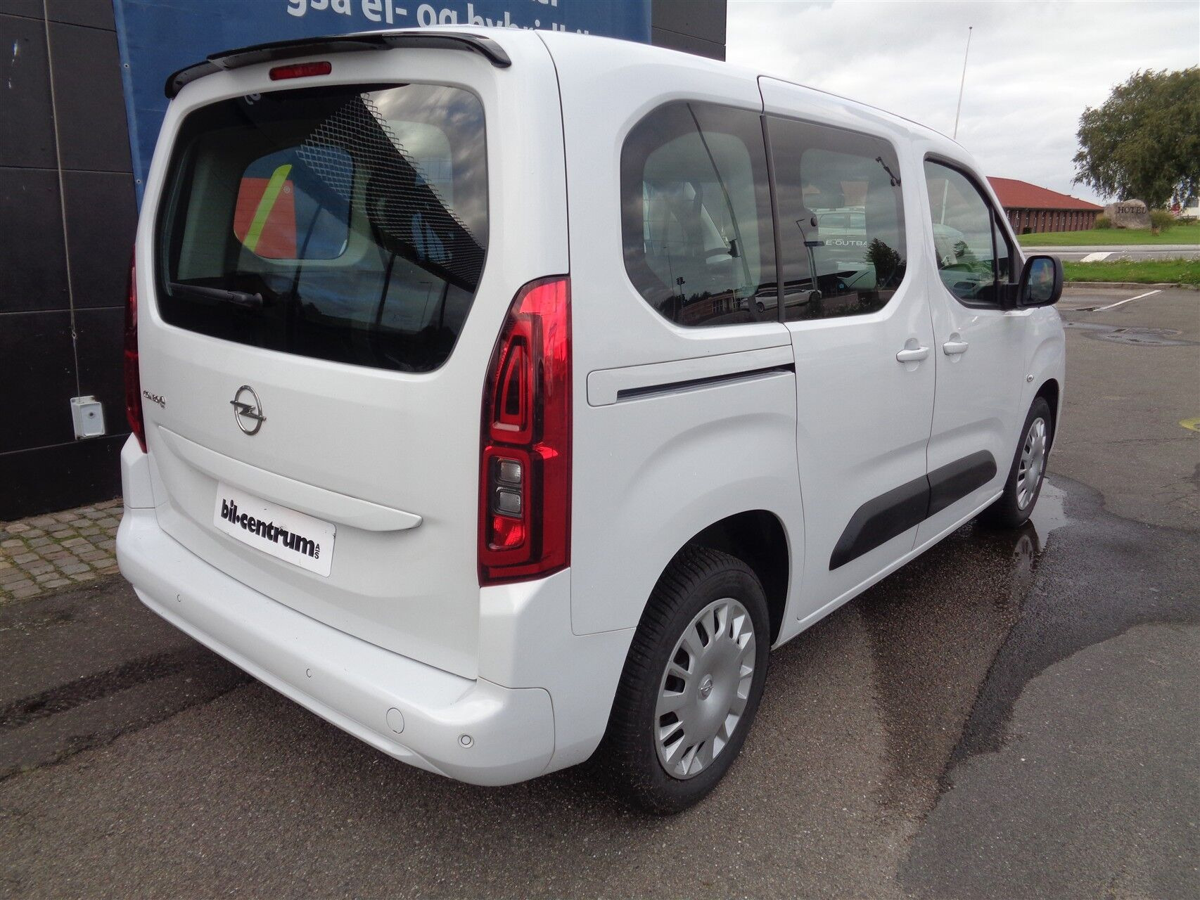 Hvid Opel Combo-e Life fra 2022