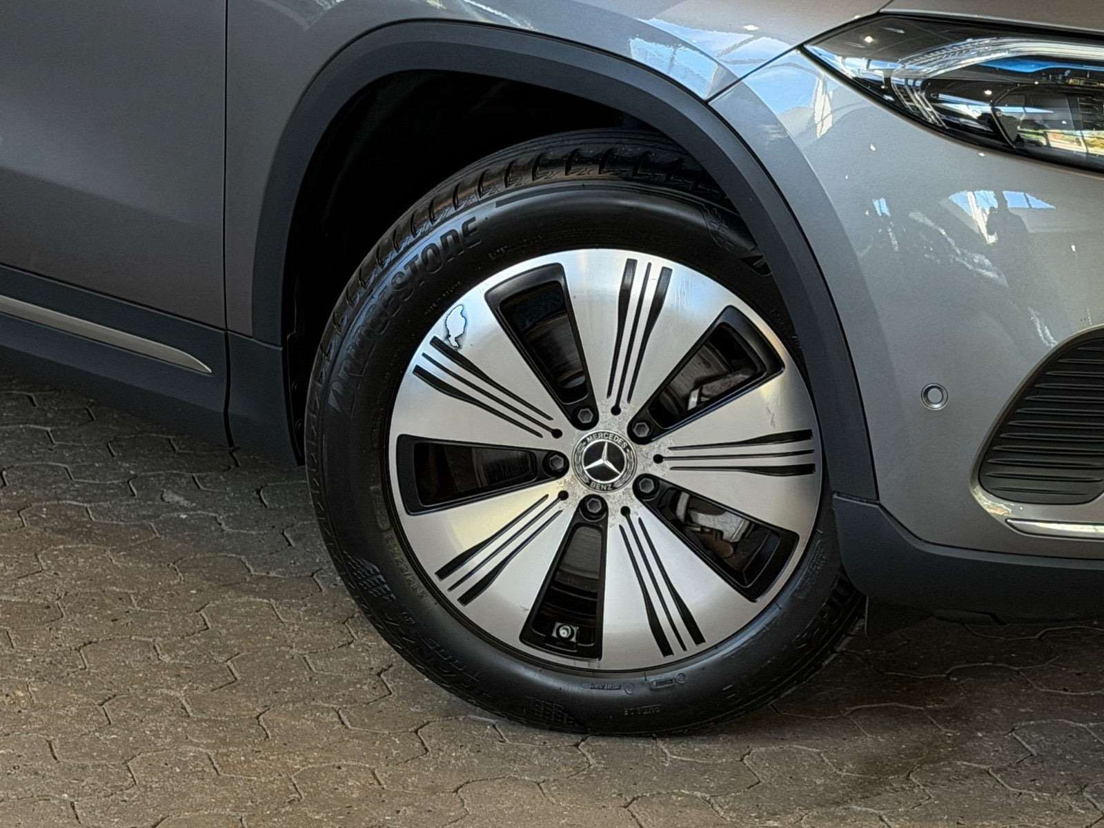 Grå Mercedes EQA250 fra 2023