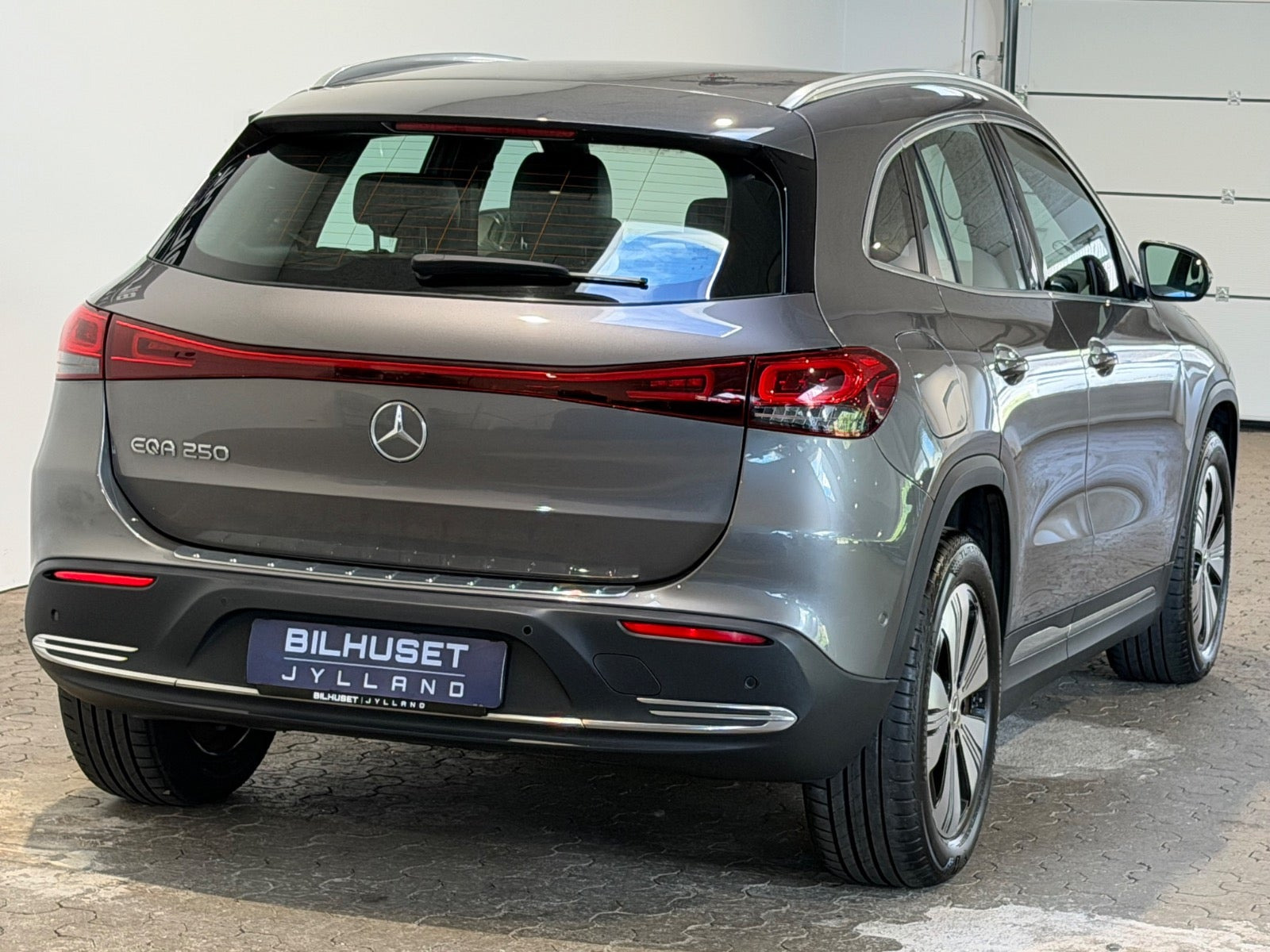 Grå Mercedes EQA250 fra 2023