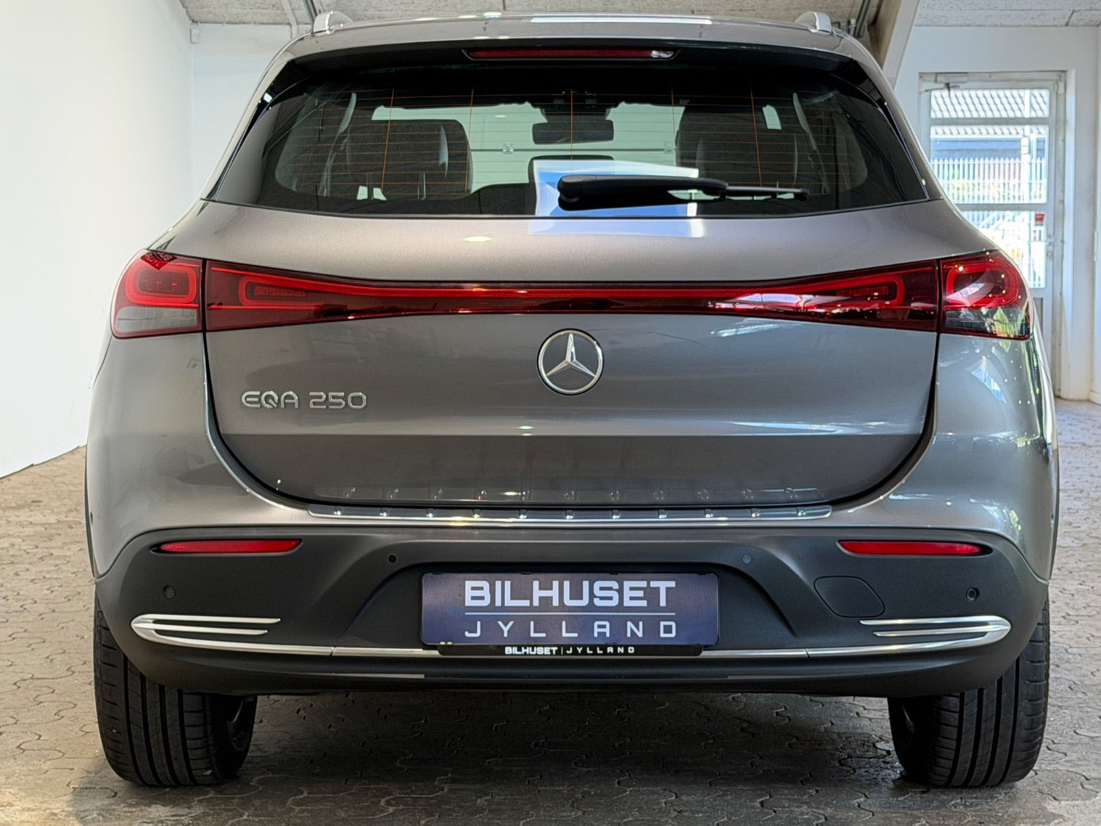 Grå Mercedes EQA250 fra 2023