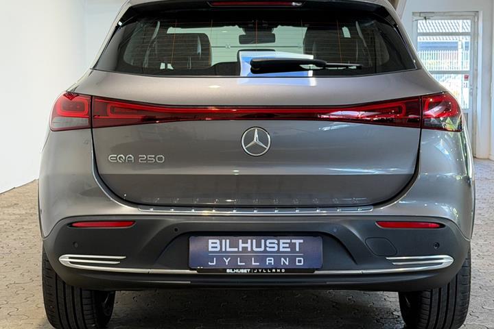 Grå Mercedes EQA250 fra 2023