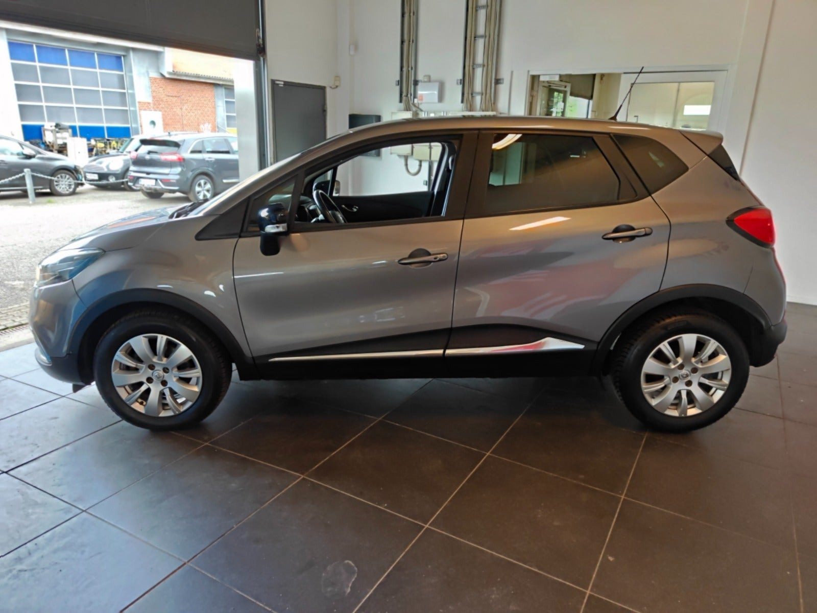 Grå Renault Captur fra 2016