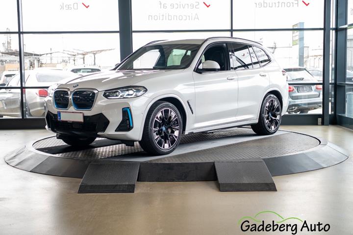 Hvid BMW iX3 fra 2022 set udefra