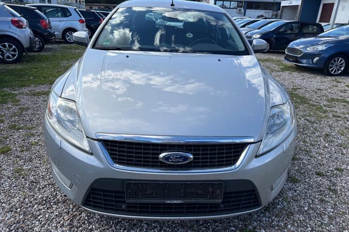 Grå Ford Mondeo fra 2009