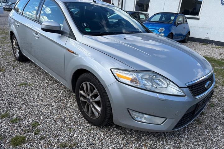 Grå Ford Mondeo fra 2009