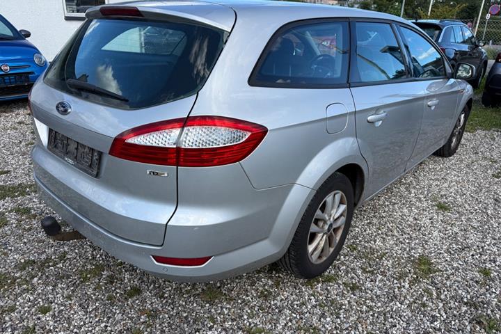 Grå Ford Mondeo fra 2009