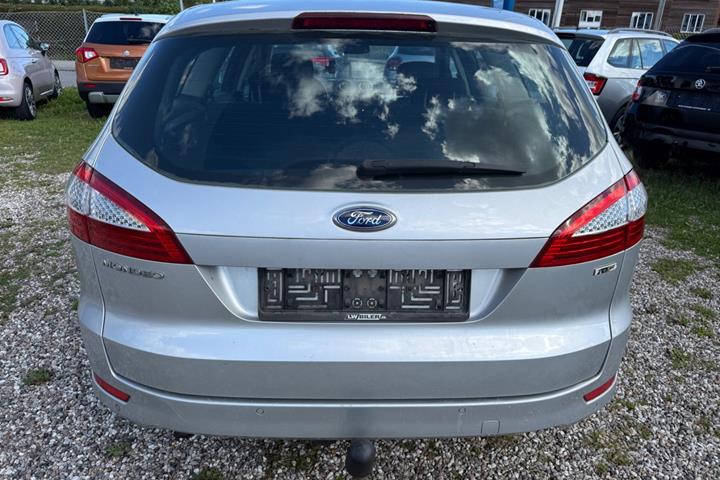Grå Ford Mondeo fra 2009