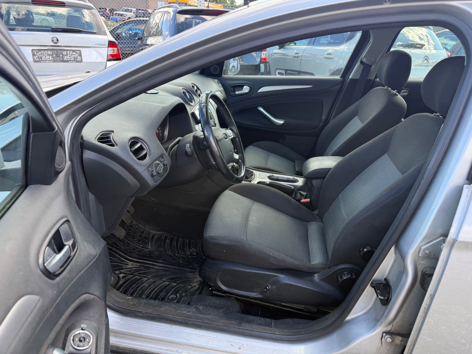 Grå Ford Mondeo fra 2009