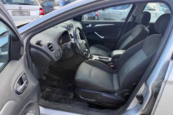 Grå Ford Mondeo fra 2009