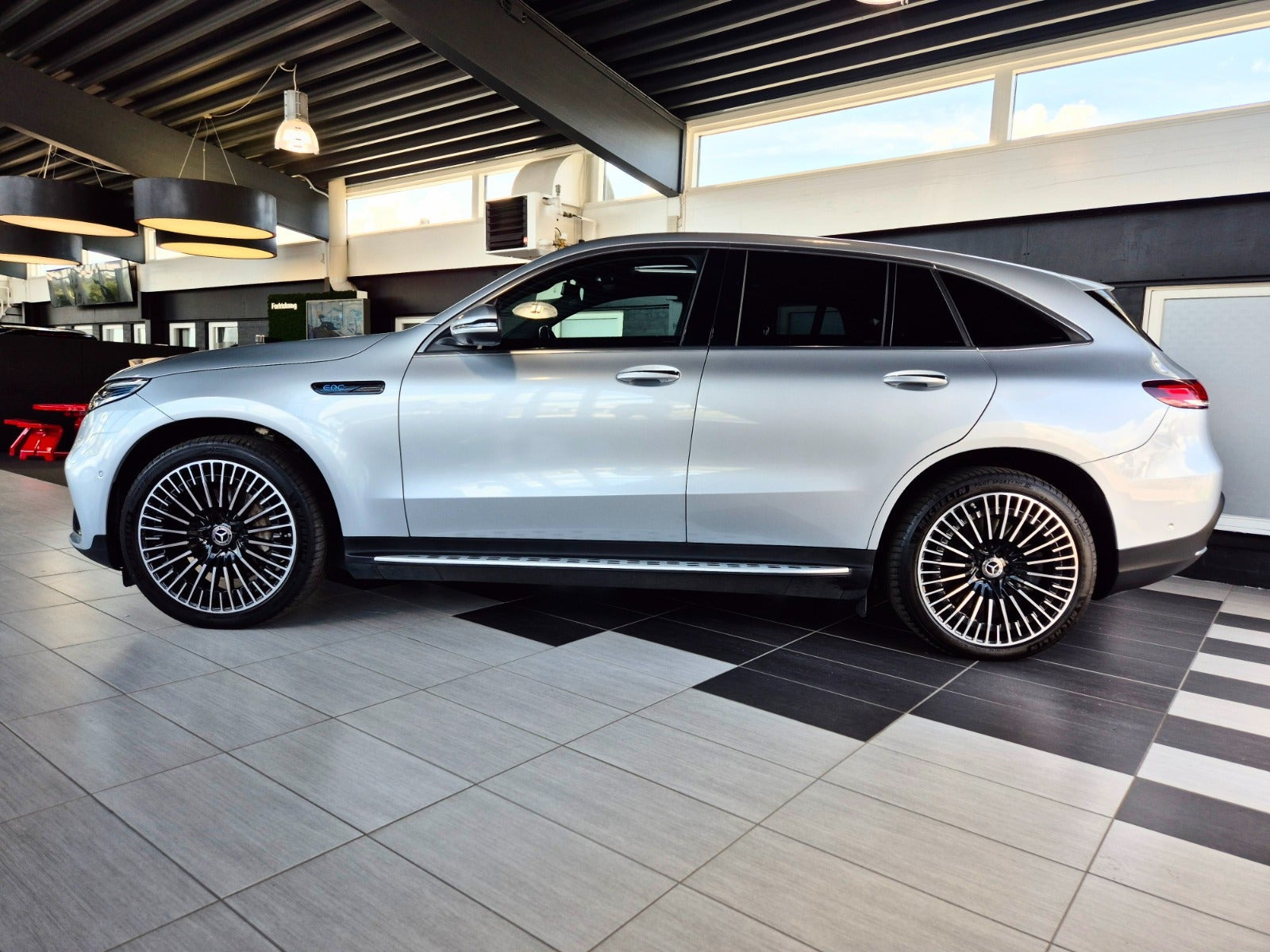 Sølv Mercedes EQC400 fra 2023