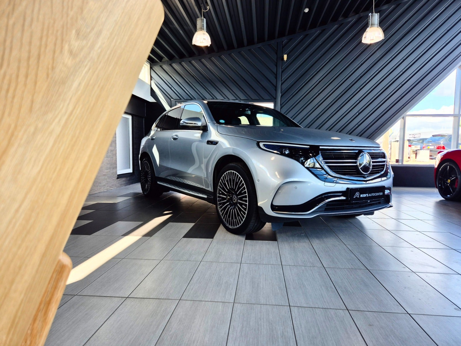 Sølv Mercedes EQC400 fra 2023