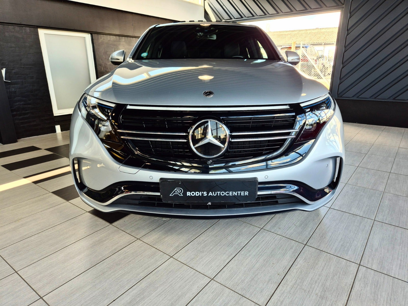 Sølv Mercedes EQC400 fra 2023
