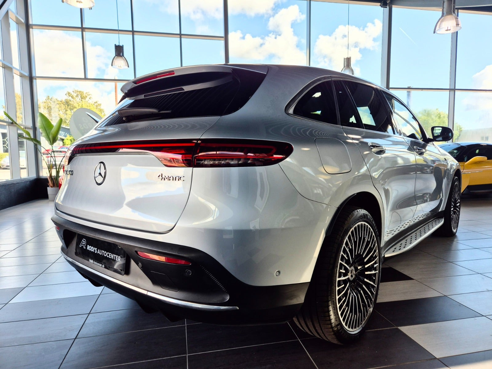Sølv Mercedes EQC400 fra 2023