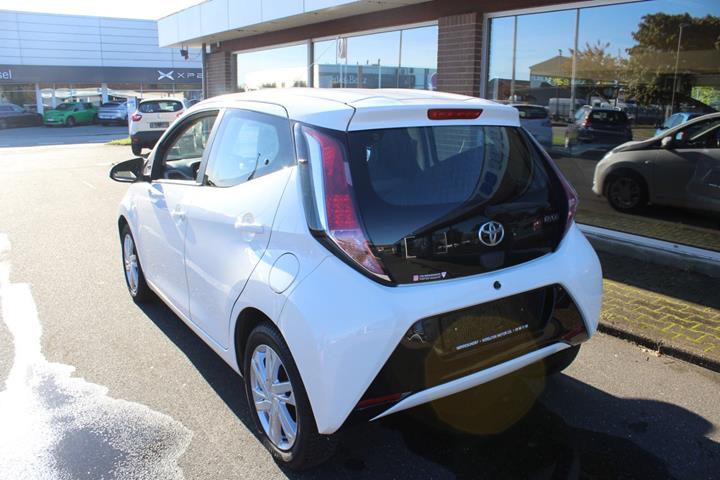 Hvid Toyota Aygo fra 2015