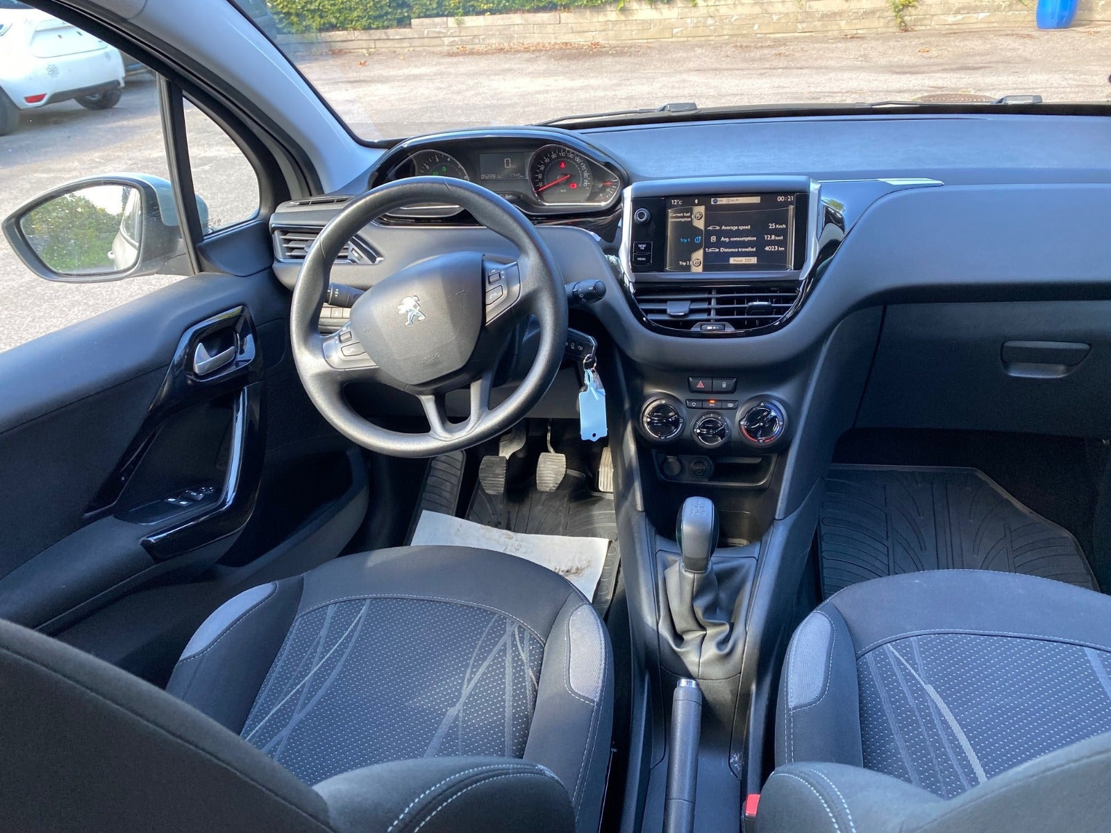 Sølv Peugeot 208 fra 2012