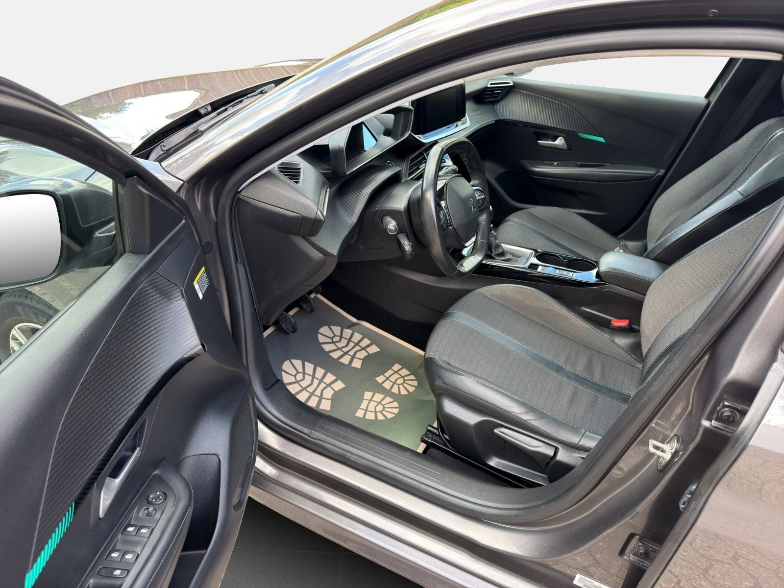 Grå Peugeot 208 fra 2021