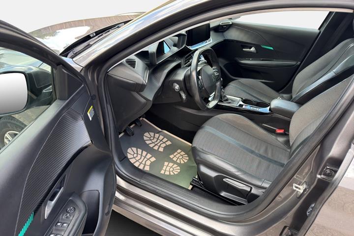 Grå Peugeot 208 fra 2021