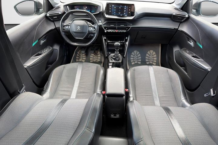 Grå Peugeot 208 fra 2021