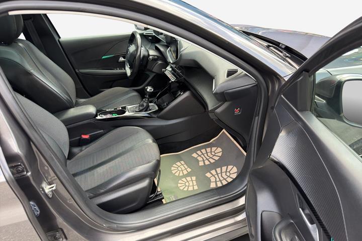Grå Peugeot 208 fra 2021