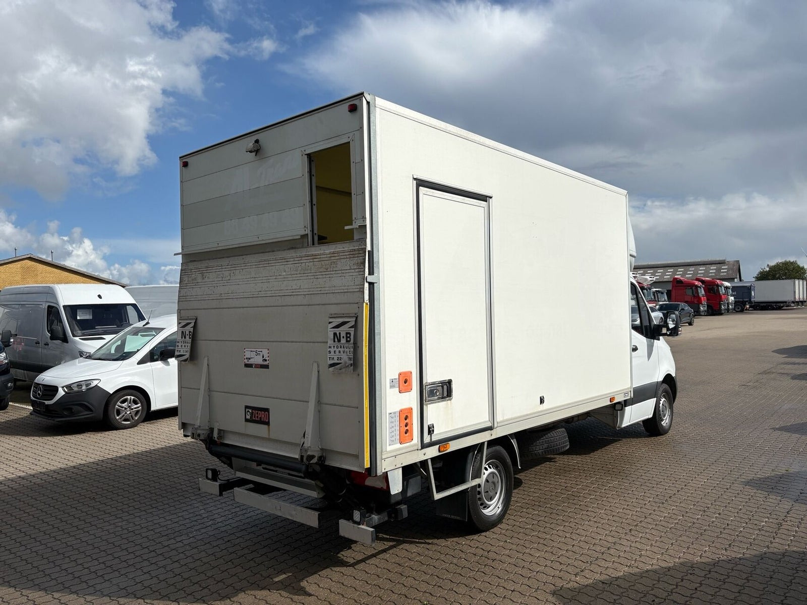 Hvid Mercedes Sprinter 317 fra 2023